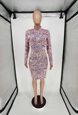 Sexy festes Hinterteil mit lange Ärmel-hohem Kragen druckte super kurzes Kleid