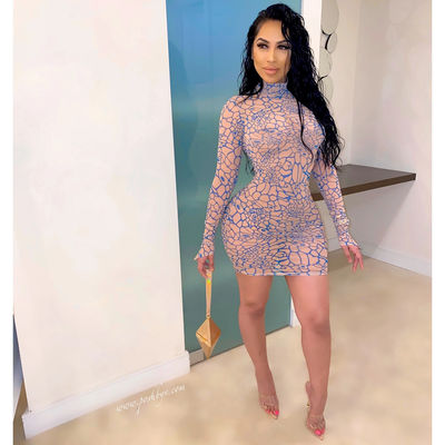 Sexy festes Hinterteil mit lange Ärmel-hohem Kragen druckte super kurzes Kleid