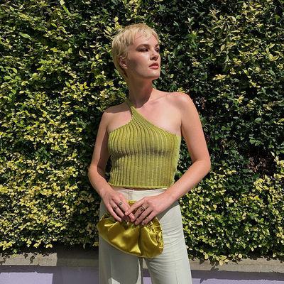 Kurze Art-Wolle spinnt schiefe Schulter-hintere Herz-Blusen-T-Shirt Frau